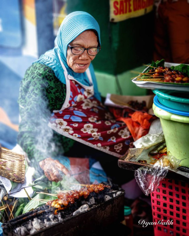Street Photography. An Old Lady sells a traditional food called “Sate Kere” at Pasar Beringharjo, Yogyakarta. Gear: canon 100D. Lens: Tamron 17-50mm. Spot: Pasar Beringharjo Yogyakarta, Indonesia.