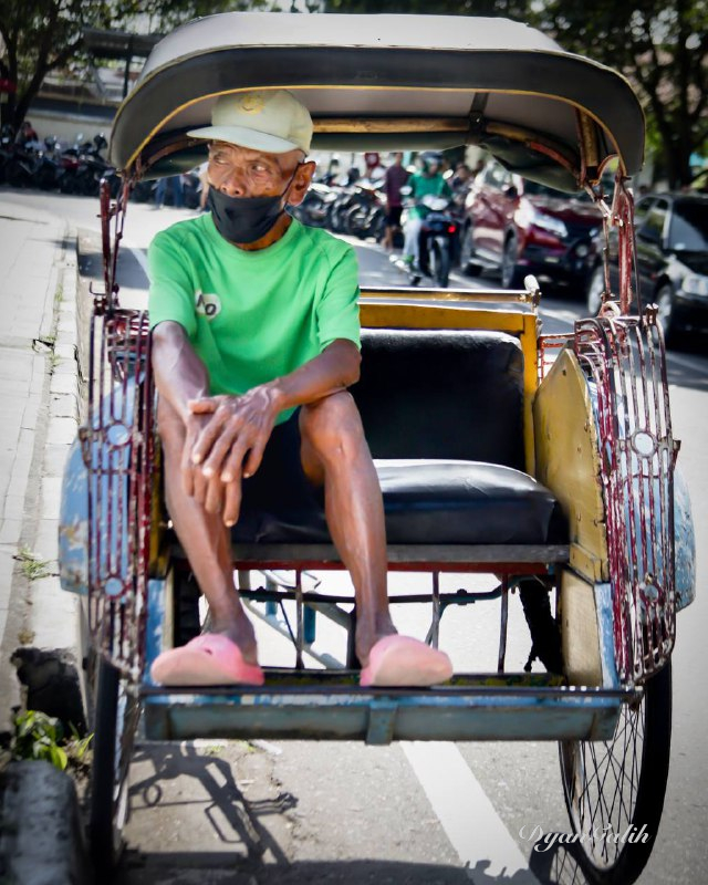 Never Give Up. Gear: Canon EOS RP. Lens: Canon 28-135mm. Model: -. Spot: Alkid(Alun-alun kidul yogyakarta). #candid #street. Owner: @DyanGalih