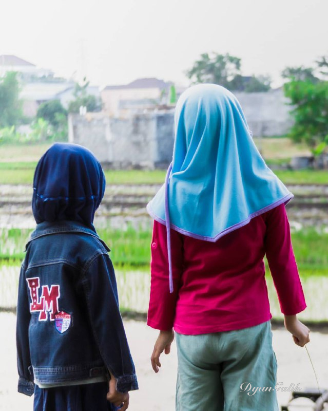 2 girls against a rice field. Gear: Canon 100D. Lens: Canon 28-135mm. Model: -. Spot: -. Editor: Lightroom. #street #closeup. Owner: @DyanGalih