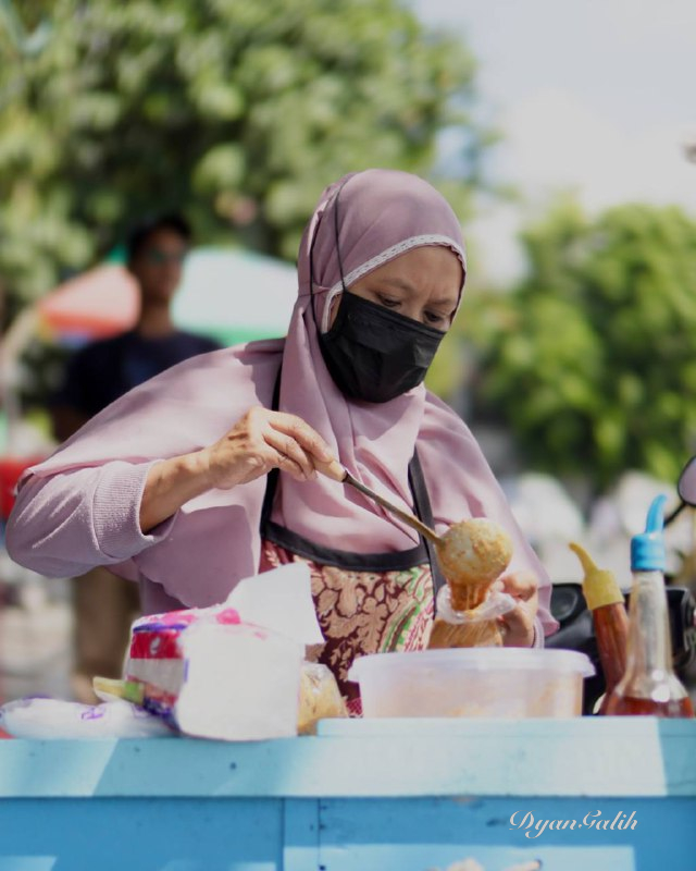 A woman selling cilok. Gear: Canon EOS RP. Lens: Canon 50mm. Model: -. Spot: Alun-alun kidul yogyakarta. Editor: Adobe Lightroom. #candid #street. Owner: @DyanGalih