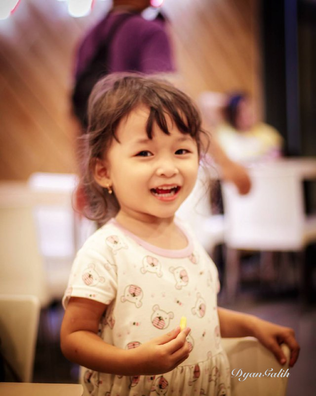 A smiling little girl. Gear: Canon 100D. Lens: Canon 50mm. Model: -. Spot: KFC Sudirman, yogyakarta, Indonesia.