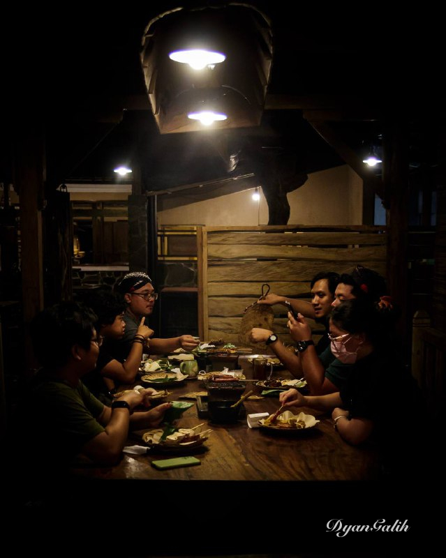 Outdoor meeting. Gear: Canon EOS 100D. Lens: Tamron 17-50mm. Model: Miangas Team. Spot:-. Editor: Adobe Lighroom. #concept #candid. Owner: @DyanGalih