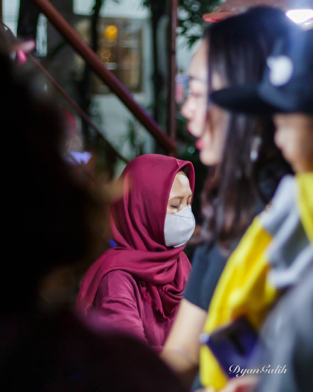 Foreground Background blur. Gear: Canon 100D. Lens: Canon 100D. Model: - Spot: Taman Budaya. Editor: Adobe Lightroom. #street #candid #portrait. Owner: @DyanGalih