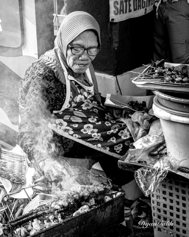 Old Lady sells a tradional food called “Sate Kere” in BW
Gear: Canon 100D
Lens: Tamron 17-50mm
Model: -
Spot: Pasar Beringharjo, Yogyakarta, Indonesia
.